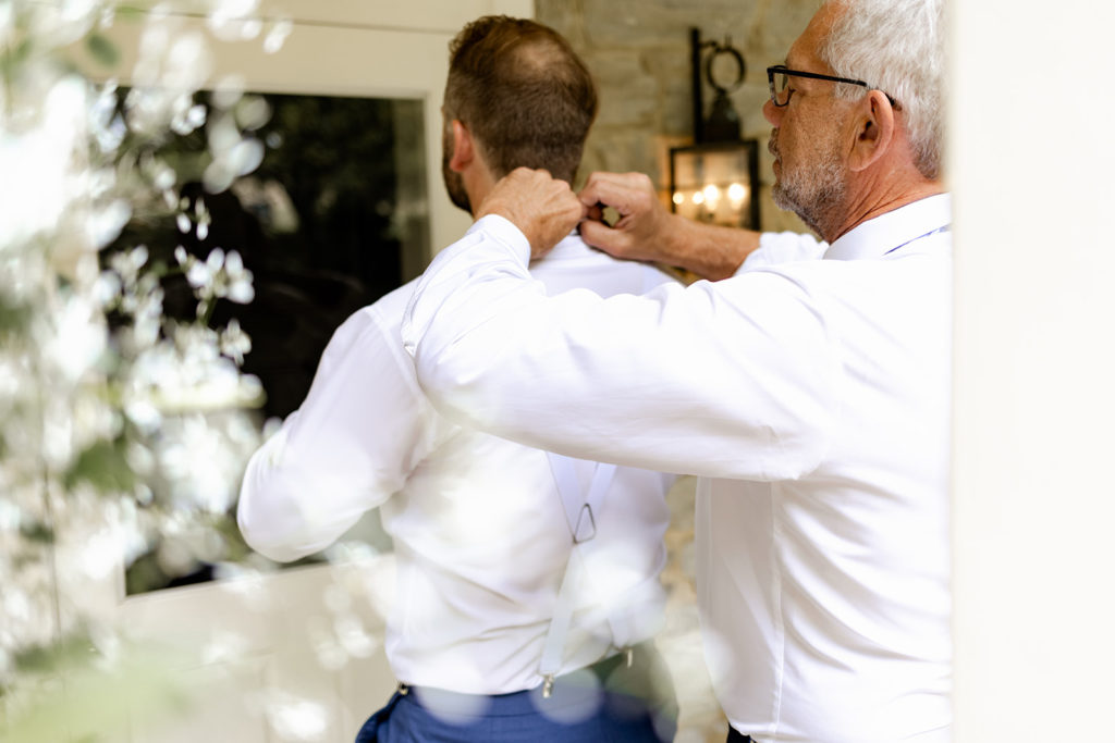 dad putting on grooms tie