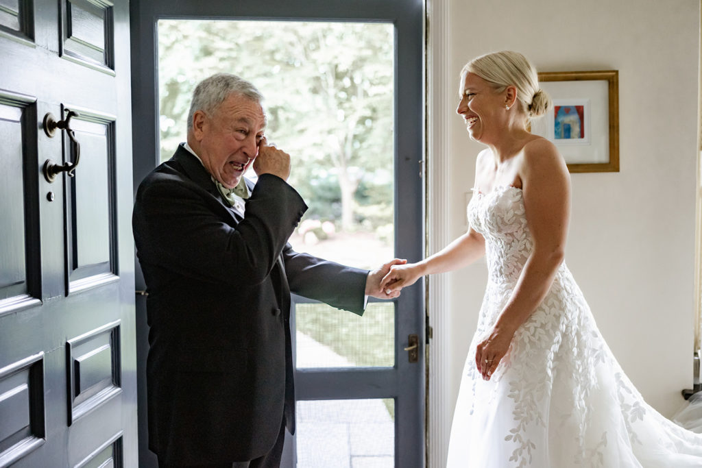 Brides first looks with father