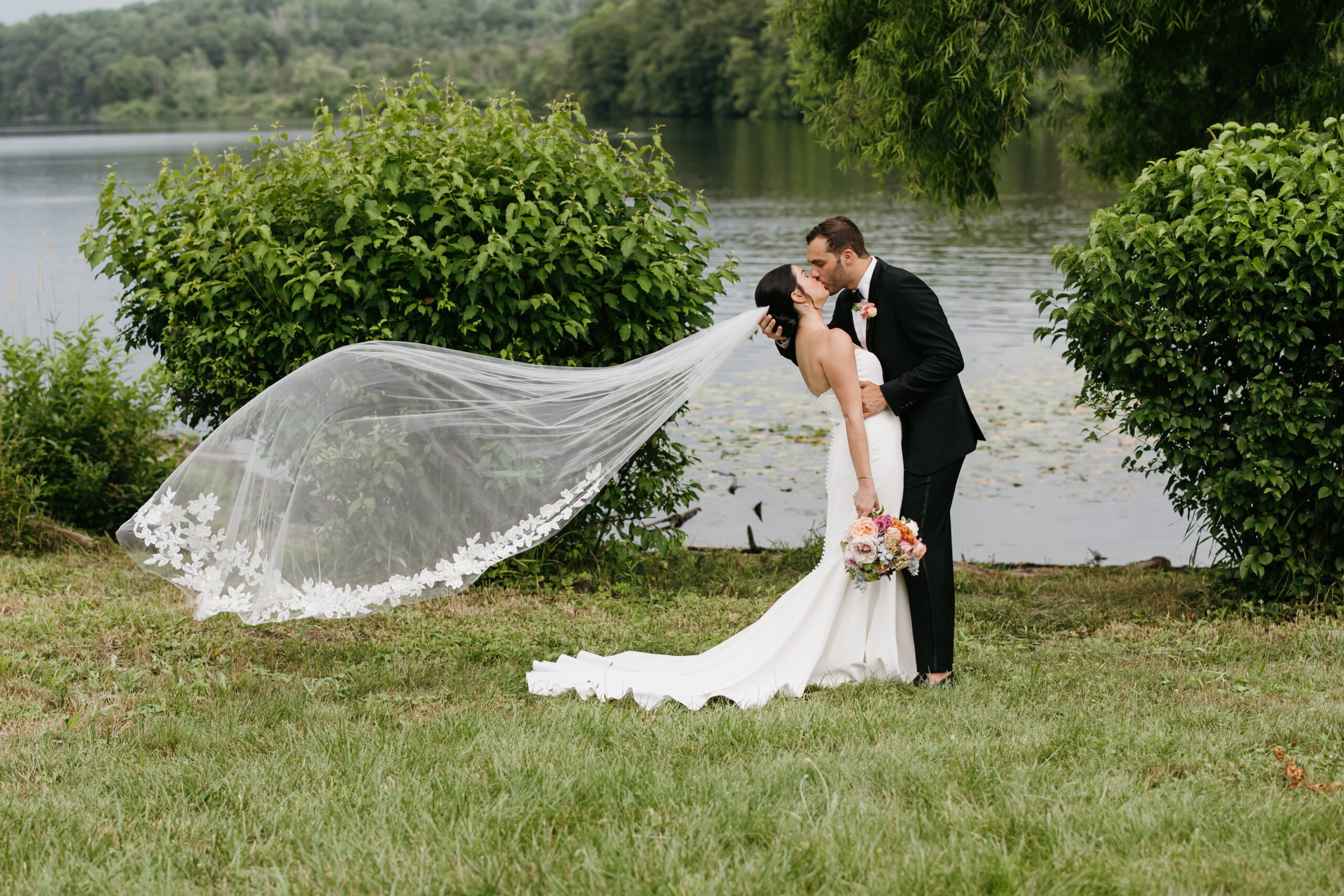 Lakehouse inn Pennsylvania wedding photographer